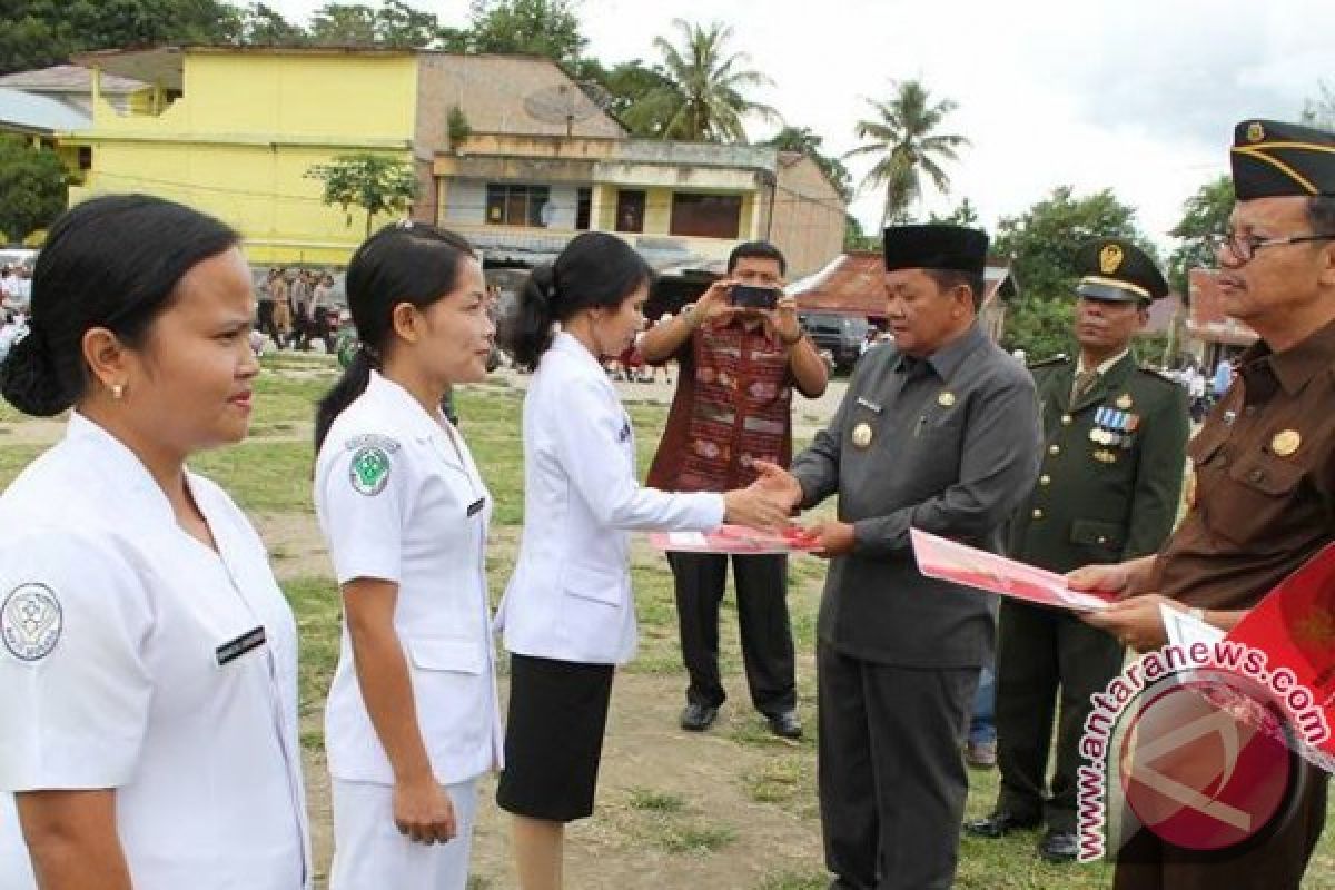 Harkitnas Samosir Dirangkai Pemberian SK PNS