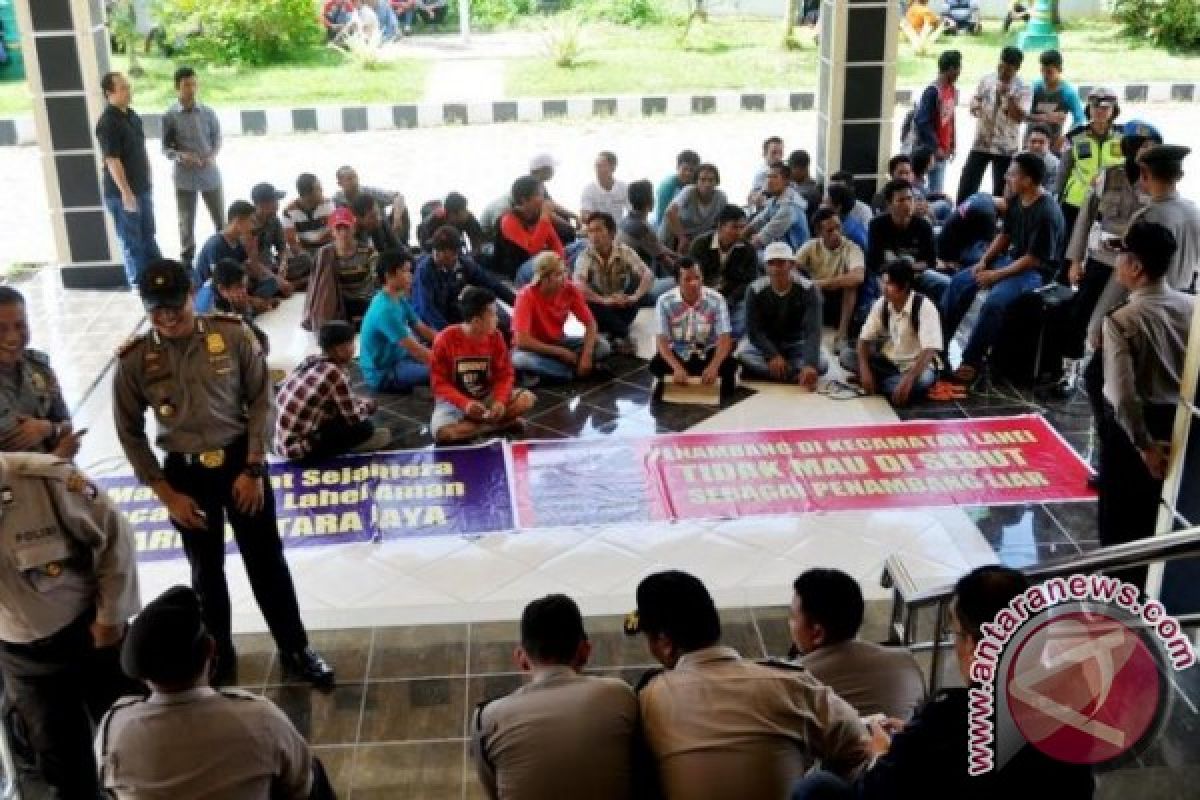 Tak Mau Dicap Penambang Liar, Ratusan Warga Datangi Gedung DPRD Barut