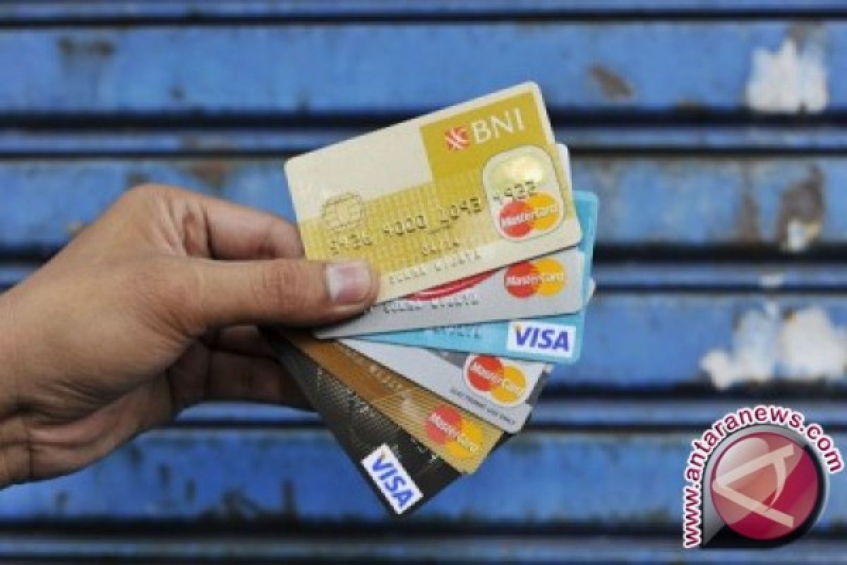 Pengamat: transaksi non-tunai lebih aman 