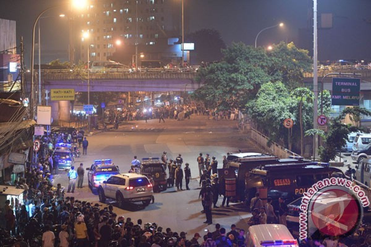 Bom Kampung Melayu - Operasi Halte Transjakarta Kampung Melayu dihentikan sementara