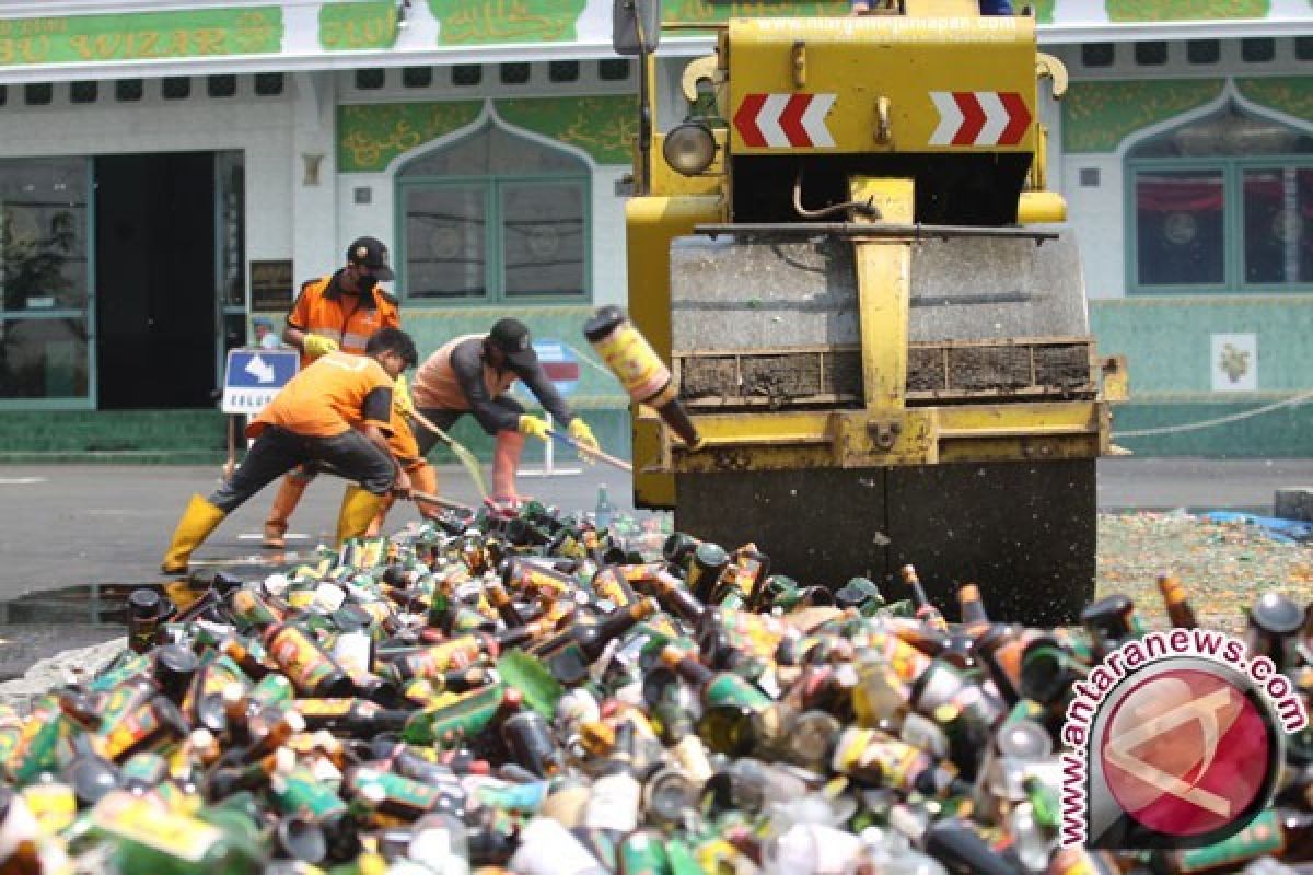 Polrestro Bekasi Musnahkan 15.895 Botol Minuman Keras