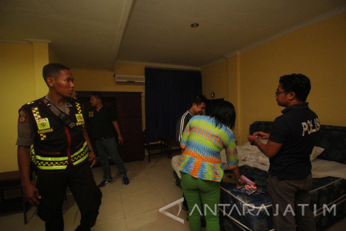 Polisi Jaring 21 Pasangan Mesum di Surabaya