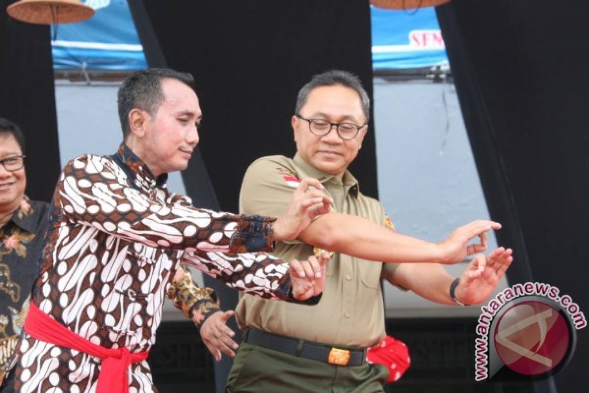 Zulkifli Hasan ikut belajar menari di UNJ