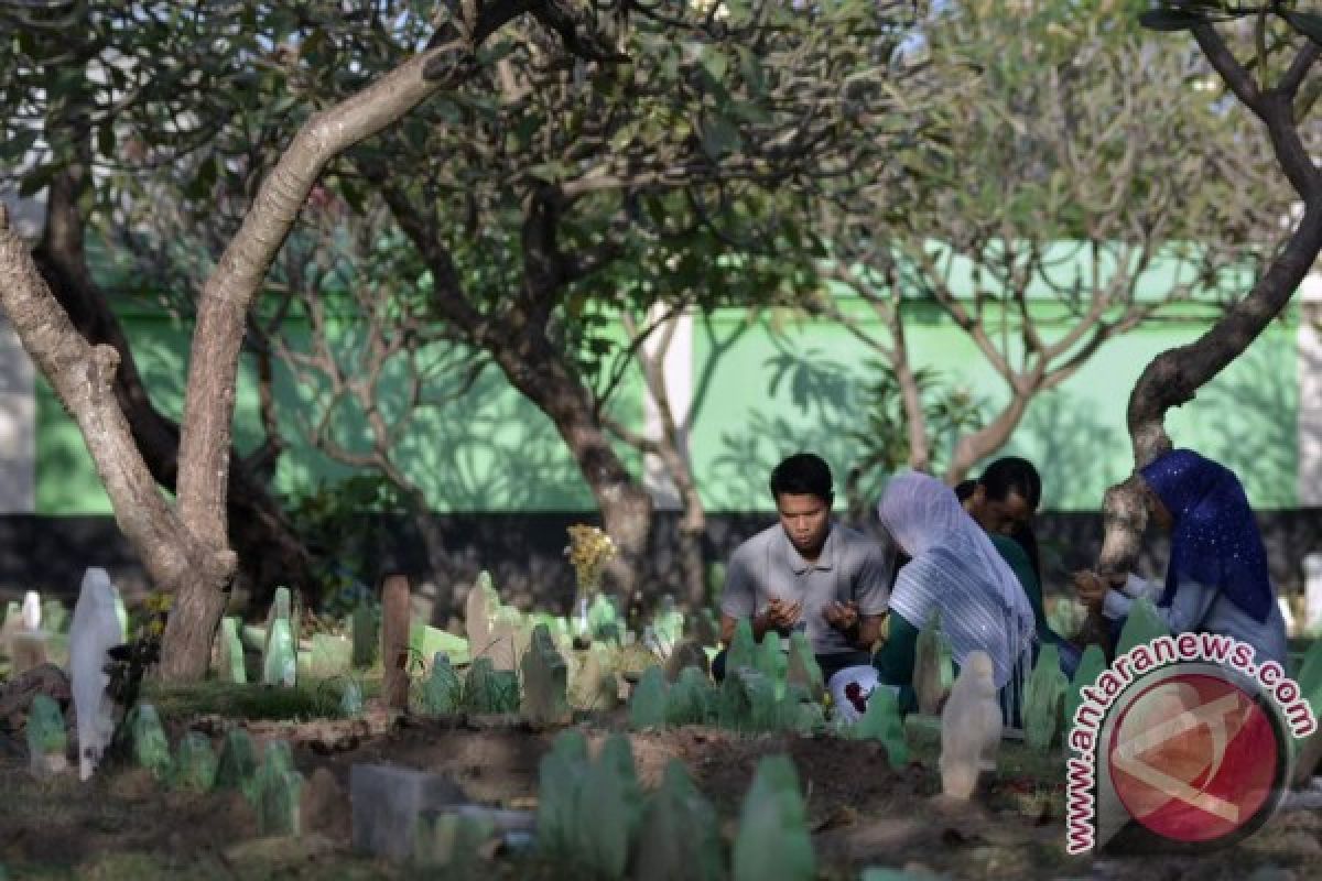 Jelang Ramadhan, ratusan Muslim Denpasar ziarah kubur (video)