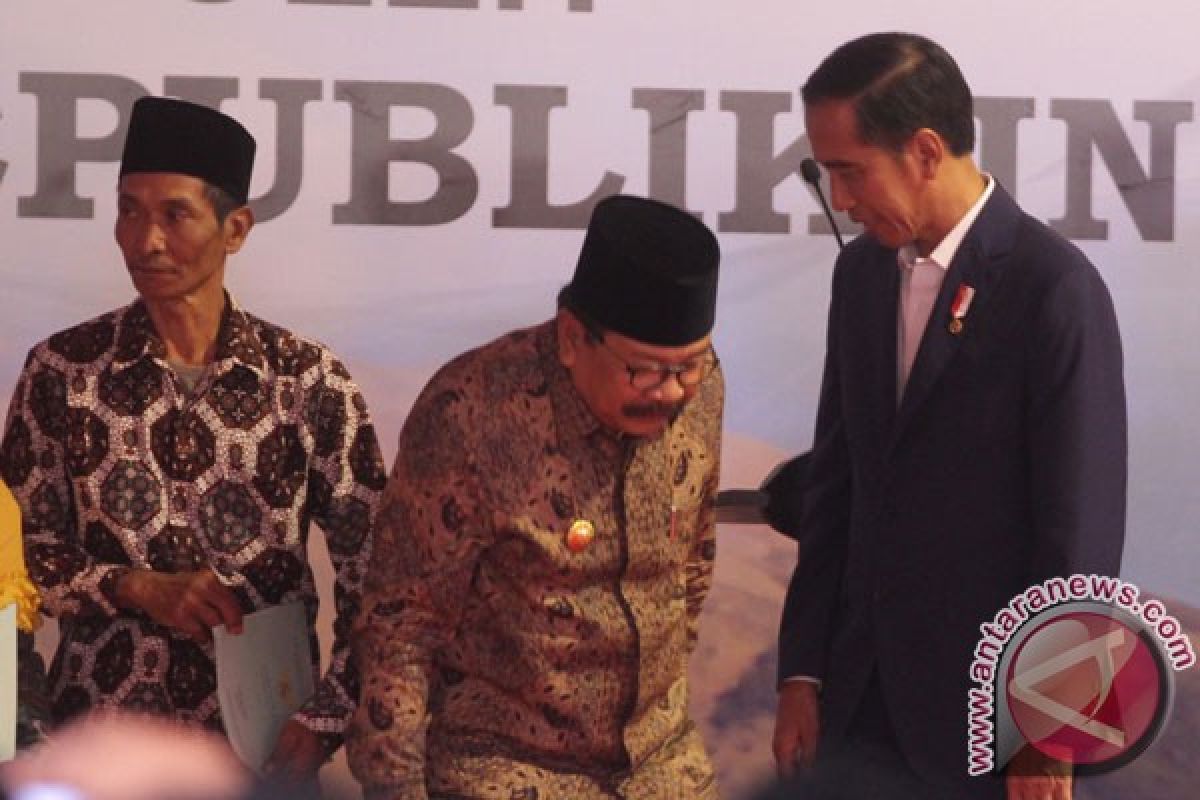 Presiden Jokowi bagikan ribuan sertifikat tanah di Jatim