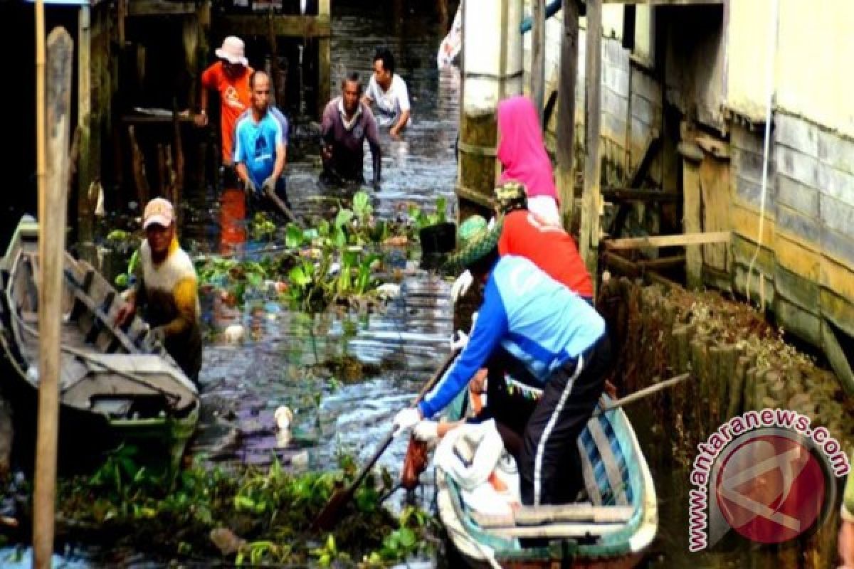 FKH Ijejela Bahalap Bersihkan Sungai Tarutan