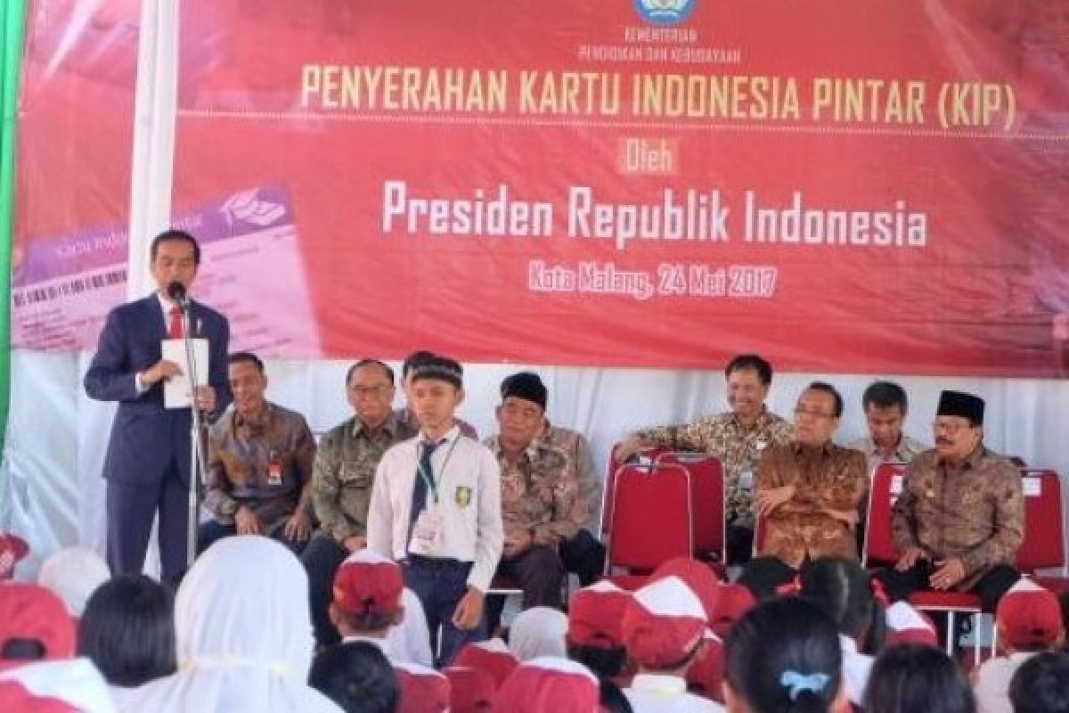 Presiden Jokowi bagikan KIP di Malang