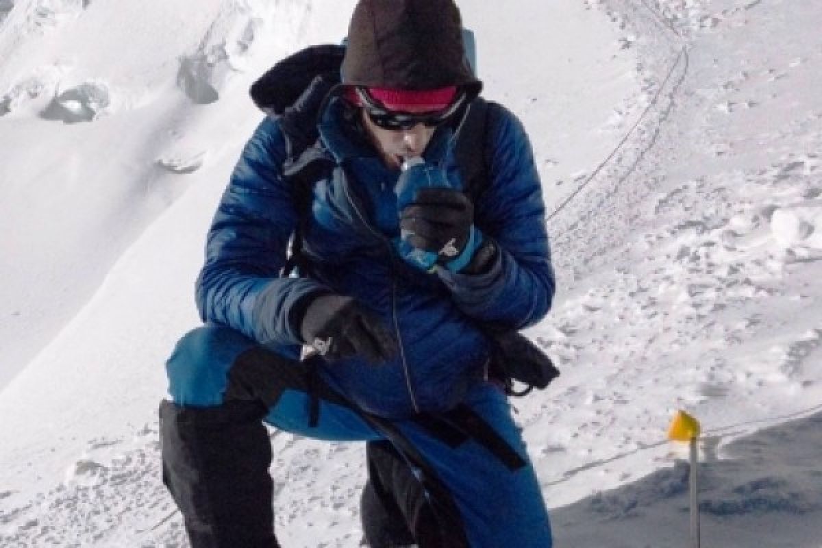 Tanpa alat bantu, pendaki ini catatkan rekor pendakian tercepat Everest