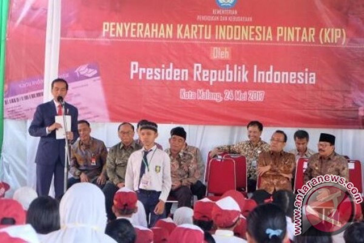 Presiden Jokowi Bagikan KIP di Malang