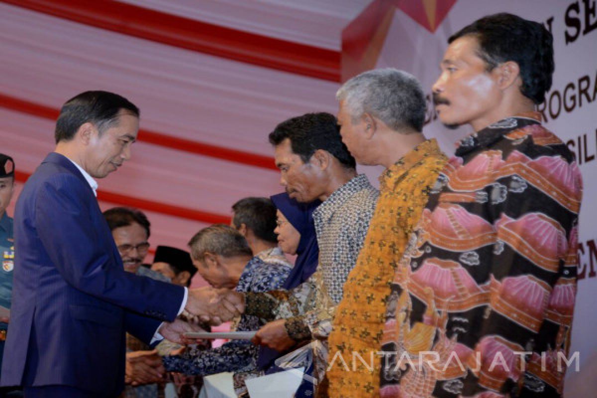 Jokowi Bagikan 10.038 Sertifikat Tanah di Malang (Video)