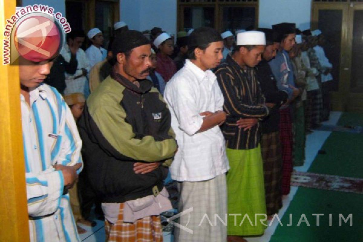 Santri Pesantren Mahfiludluror Suger Jember Laksanakan Shalat Tarawih