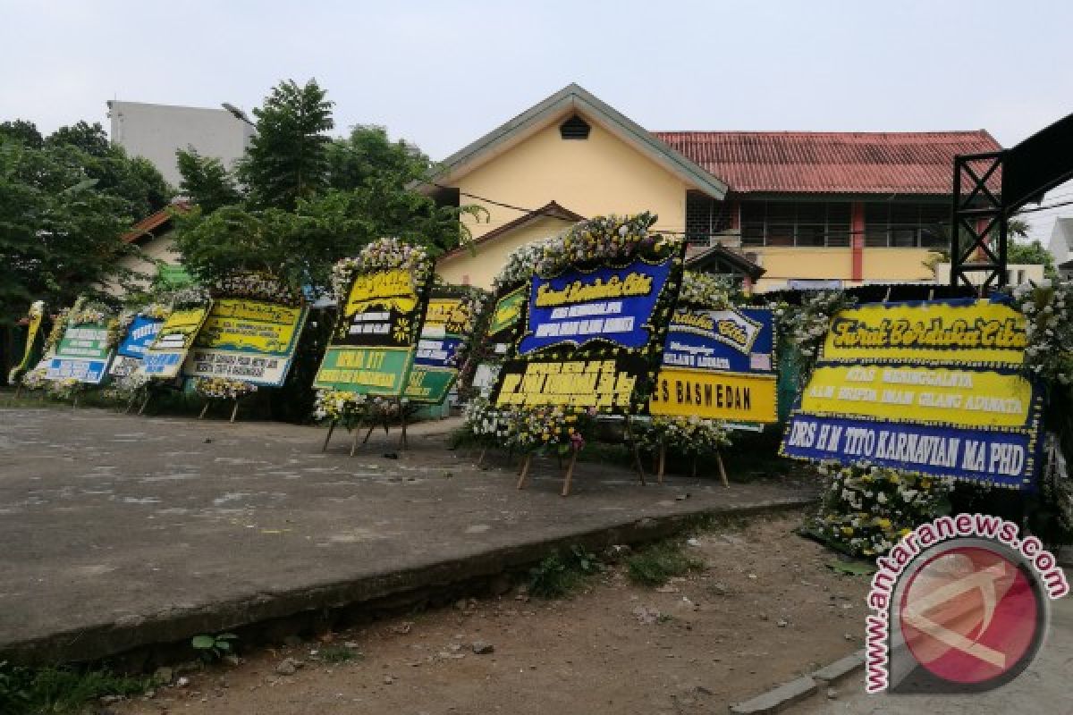 Bom Kampung Melayu - Karangan bunga dari pejabat mengalir ke keluarga korban 