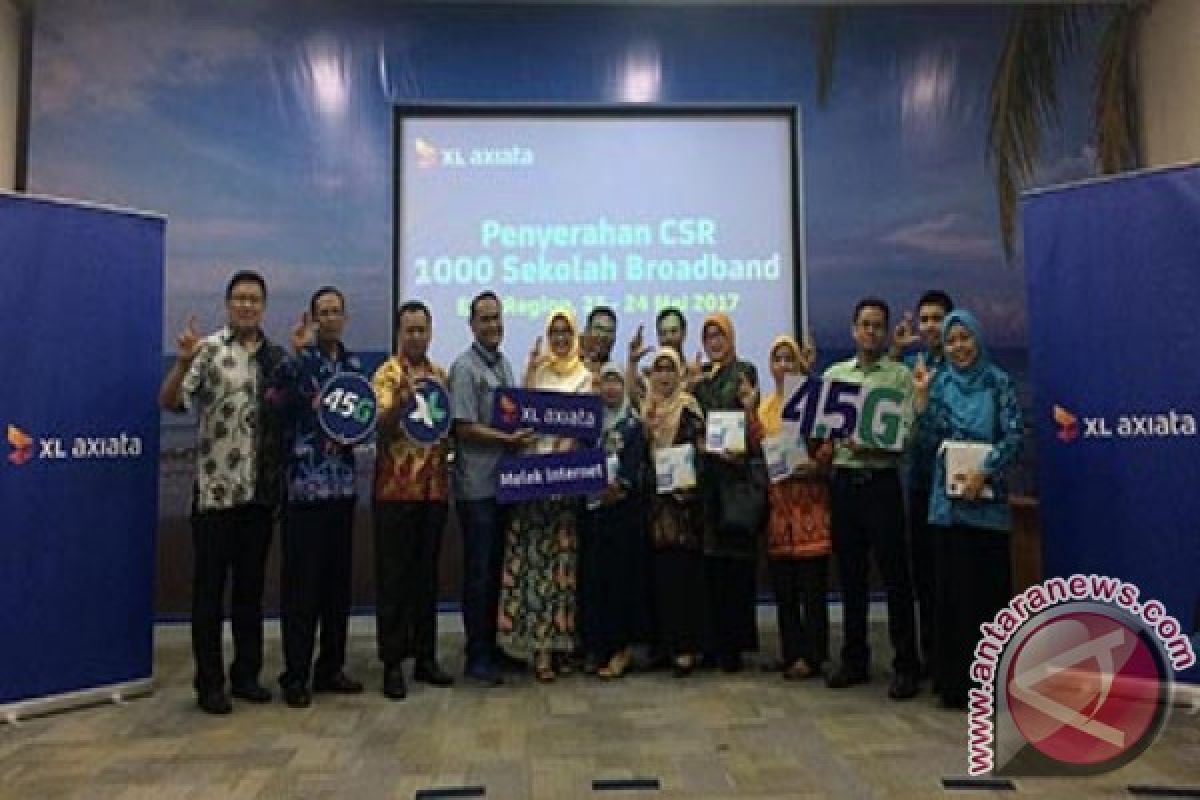 XL East Region Bagikan donasi ke 103 Sekolah di Surabaya
