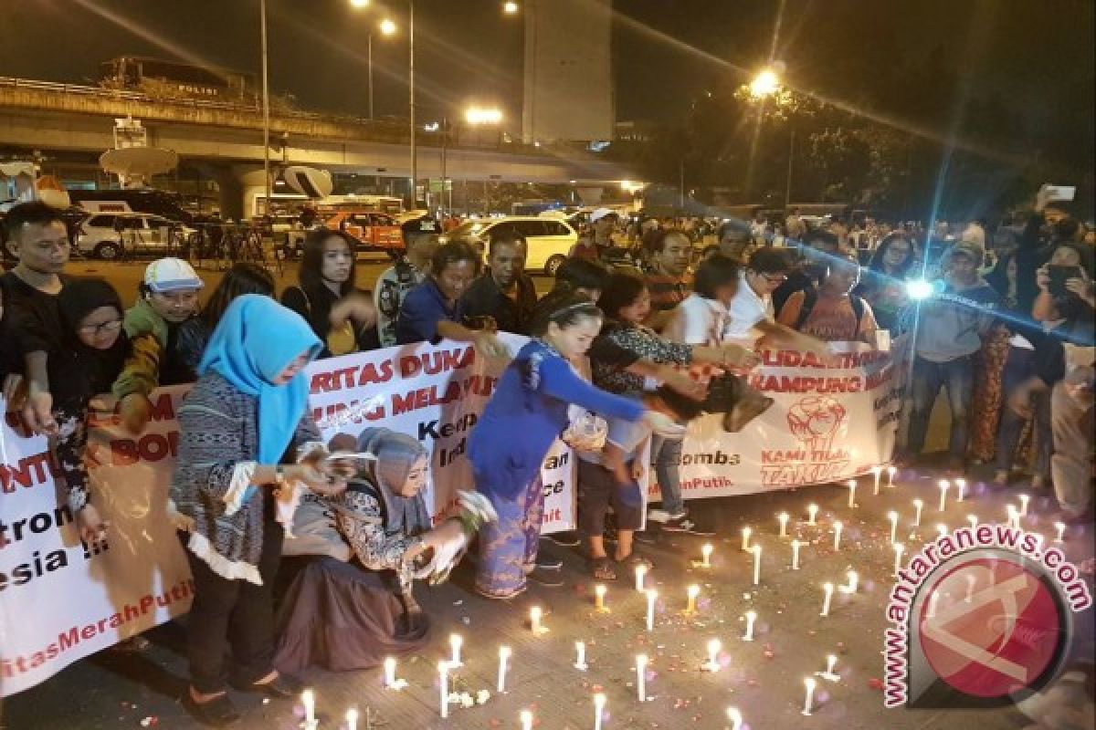 Warga lakukan tabur bunga di Kampung Melayu