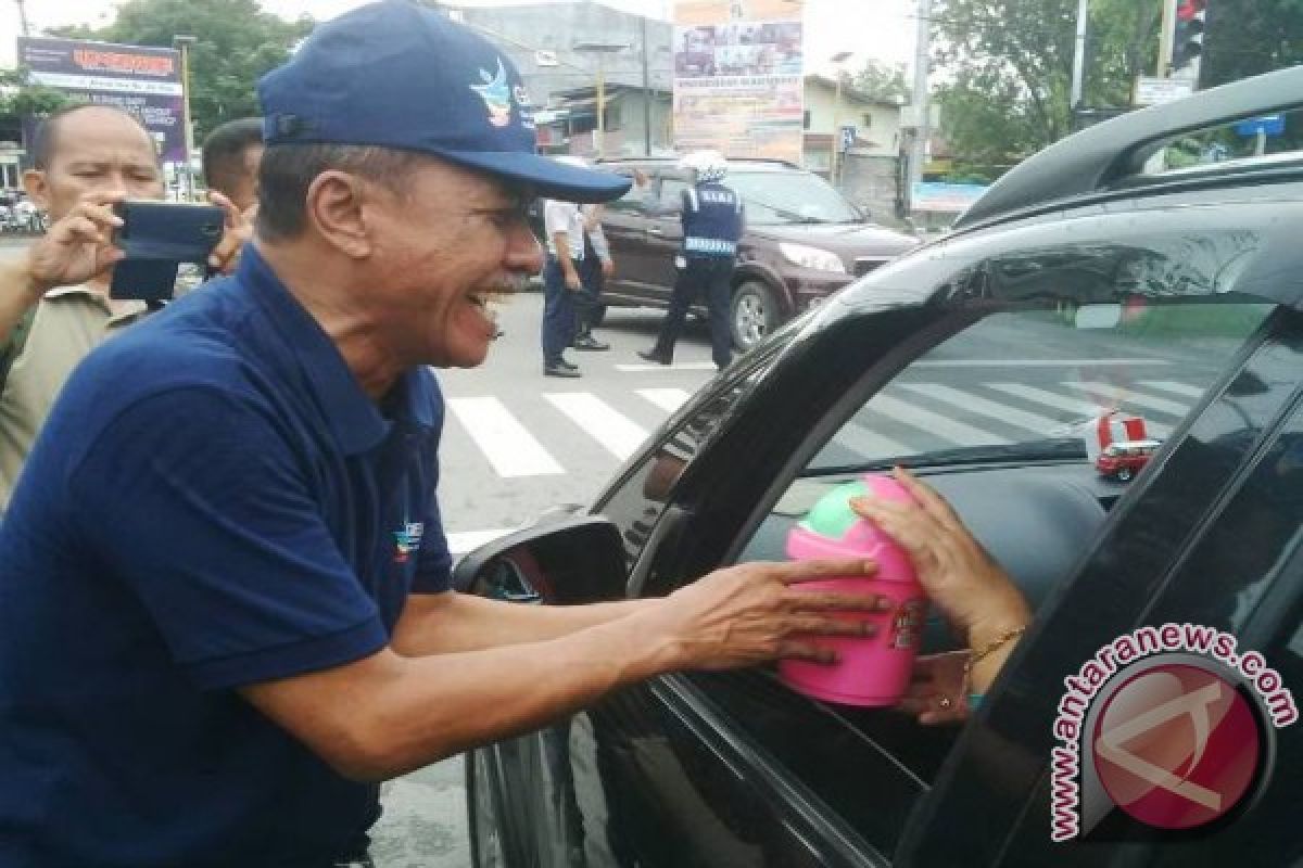 Wali Kota Bagi-bagi Tong Sampah Di Jalan 