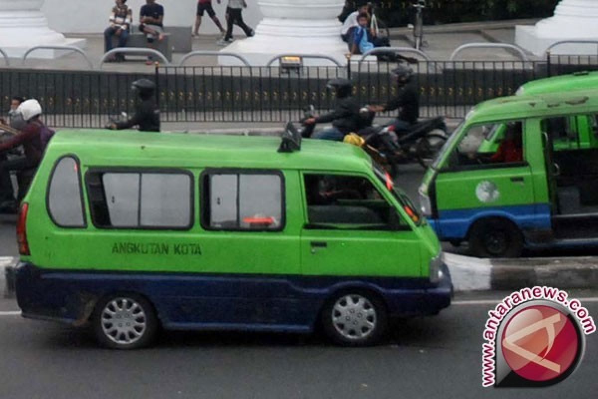 11 Penumpang Cedera Akibat Angkot Kehilangan Kendali 