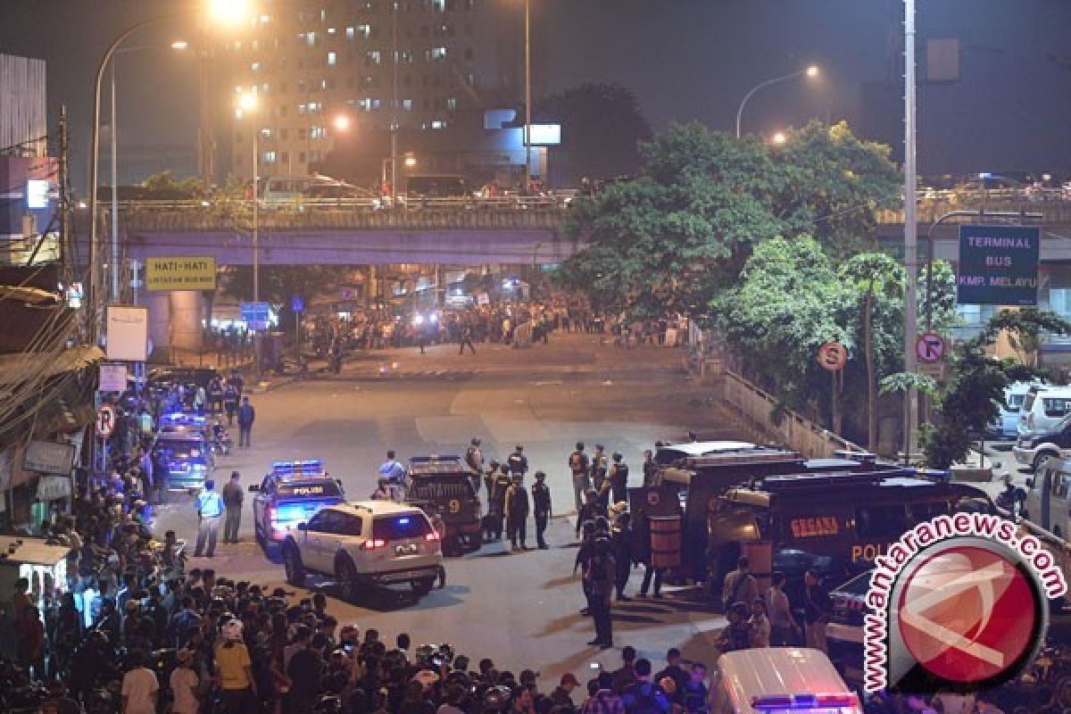 Bom Kampung Melayu - Polisi Geledah Rumah Terduga Teroris di Bandung