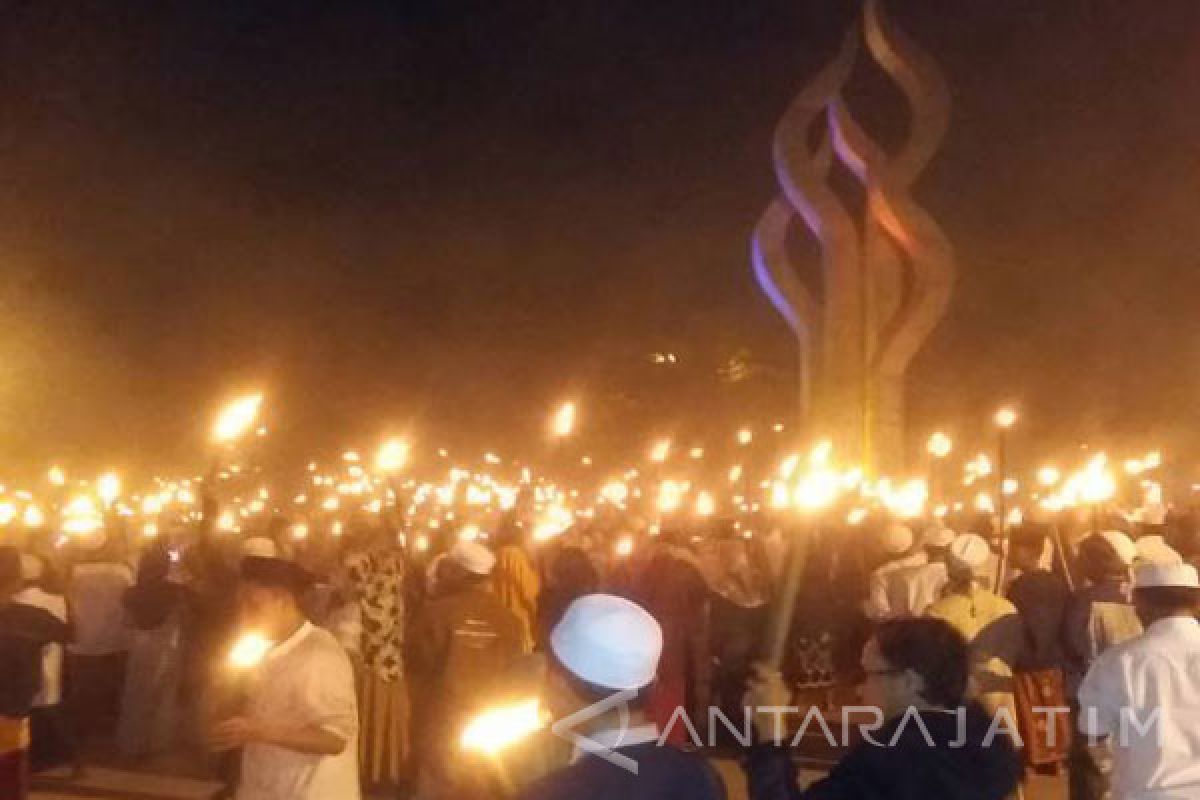 Ribuan Muslim Pamekasan Pawai Obor Sambut Ramadhan