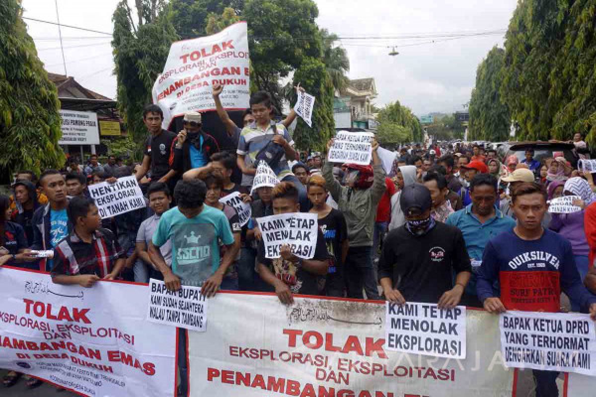 Warga Trenggalek Demo Tolak Tambang Emas SMN