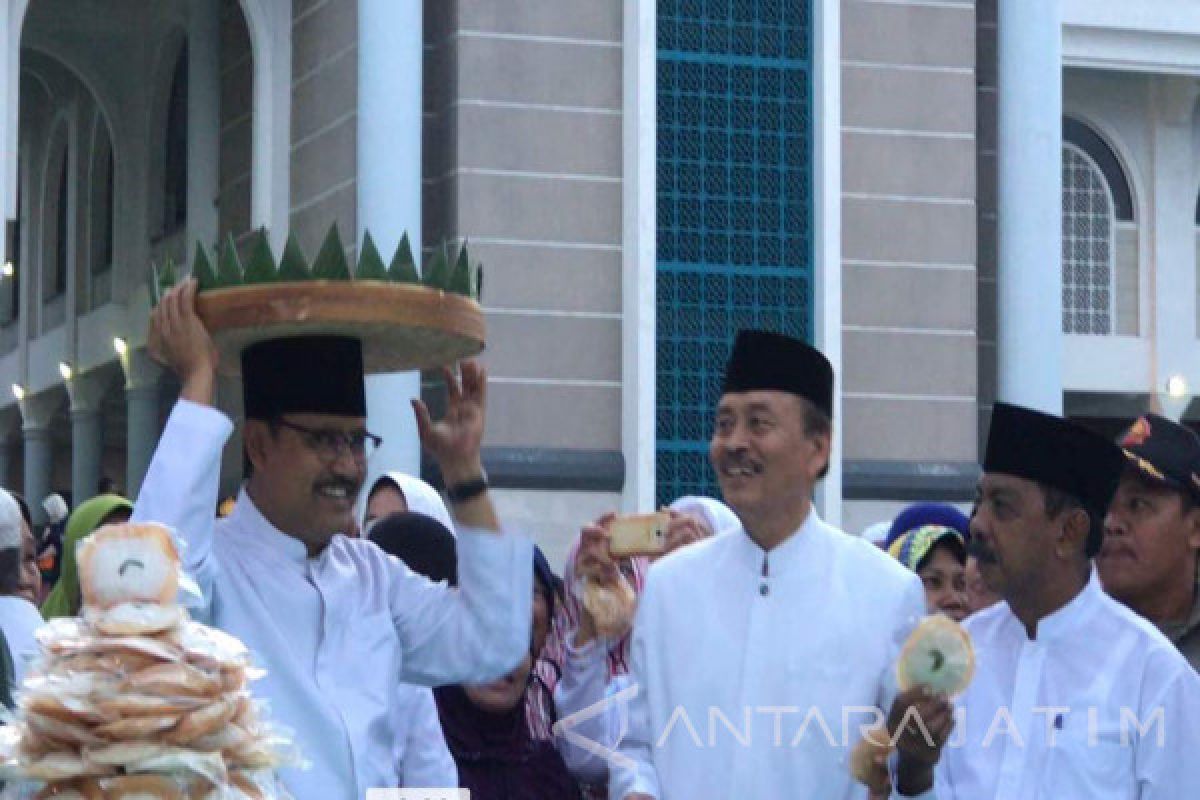 Wagub Jatim Bagikan 1.438 Apem Tandai Festival Ramadhan (Video)