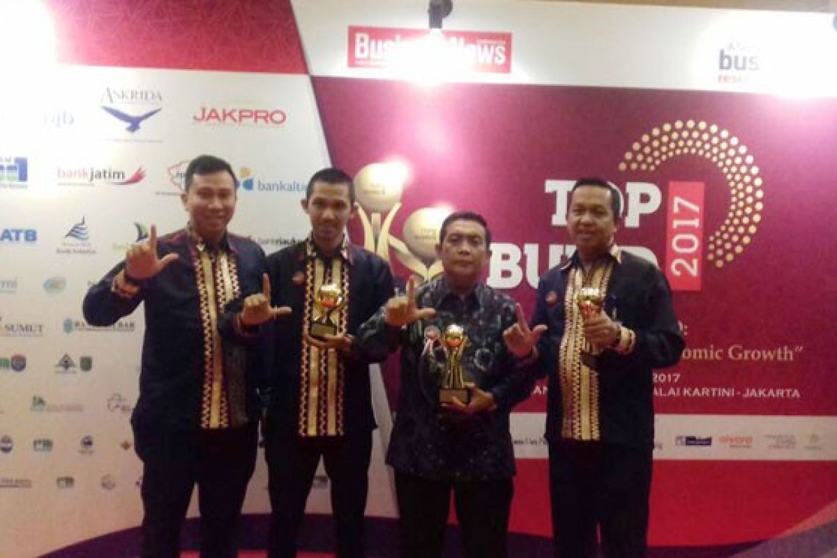 Gubernur Lampung M. Ridho Ficardo Meraih Penghargaan Pembina BUMD Terbaik 