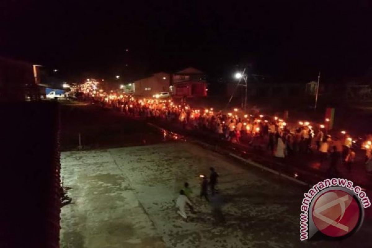 Listrik Padam Warnai Pawai Obor di Tayan Hilir