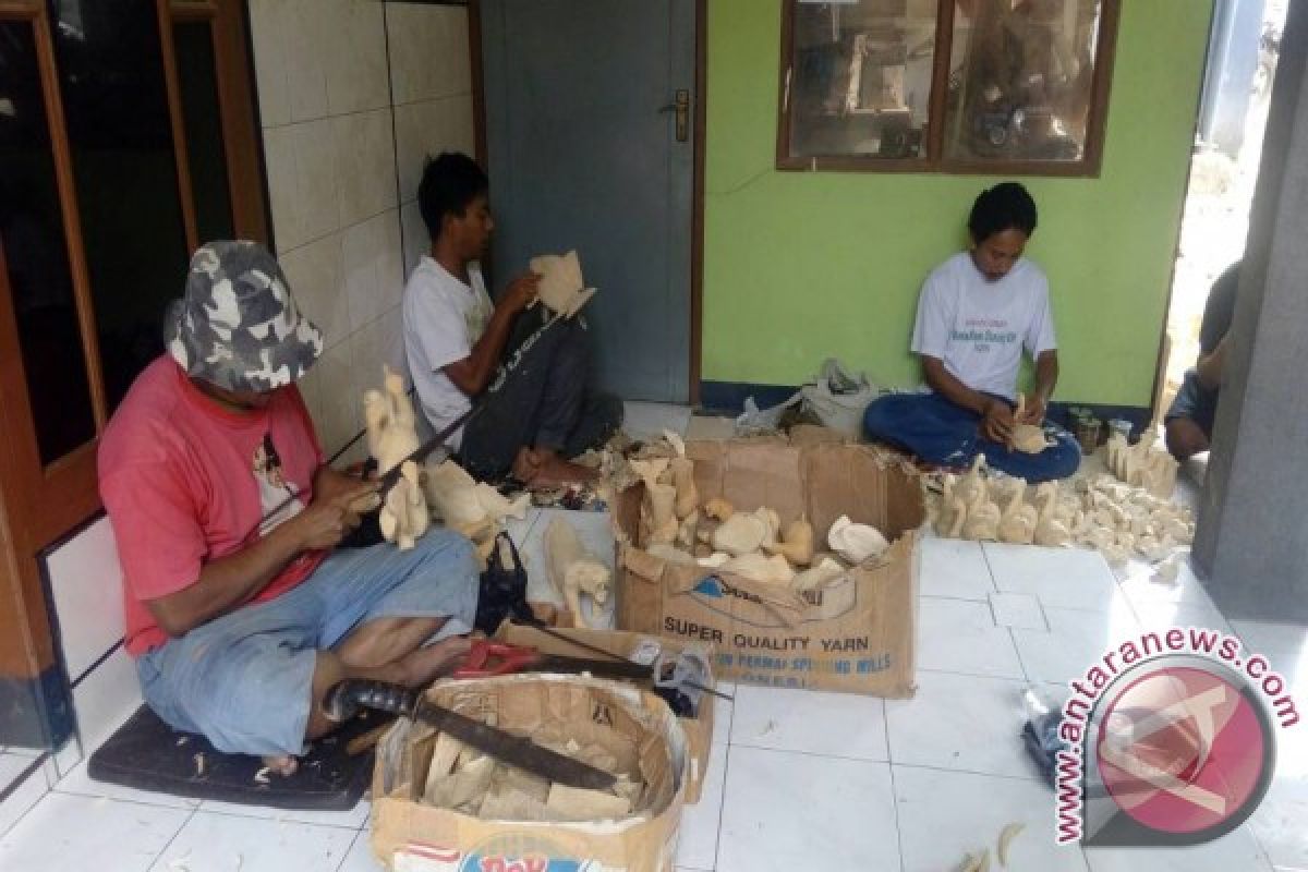 Uniknya kerajinan pelepah pisang Waykanan, Lampung