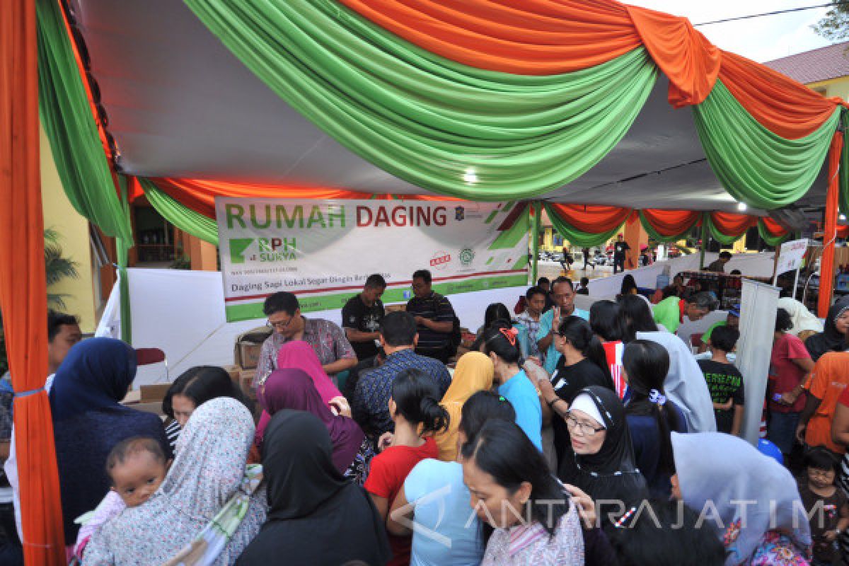 Ratusan Warga Surabaya Ramaikan Bazar Ramadhan Perdana