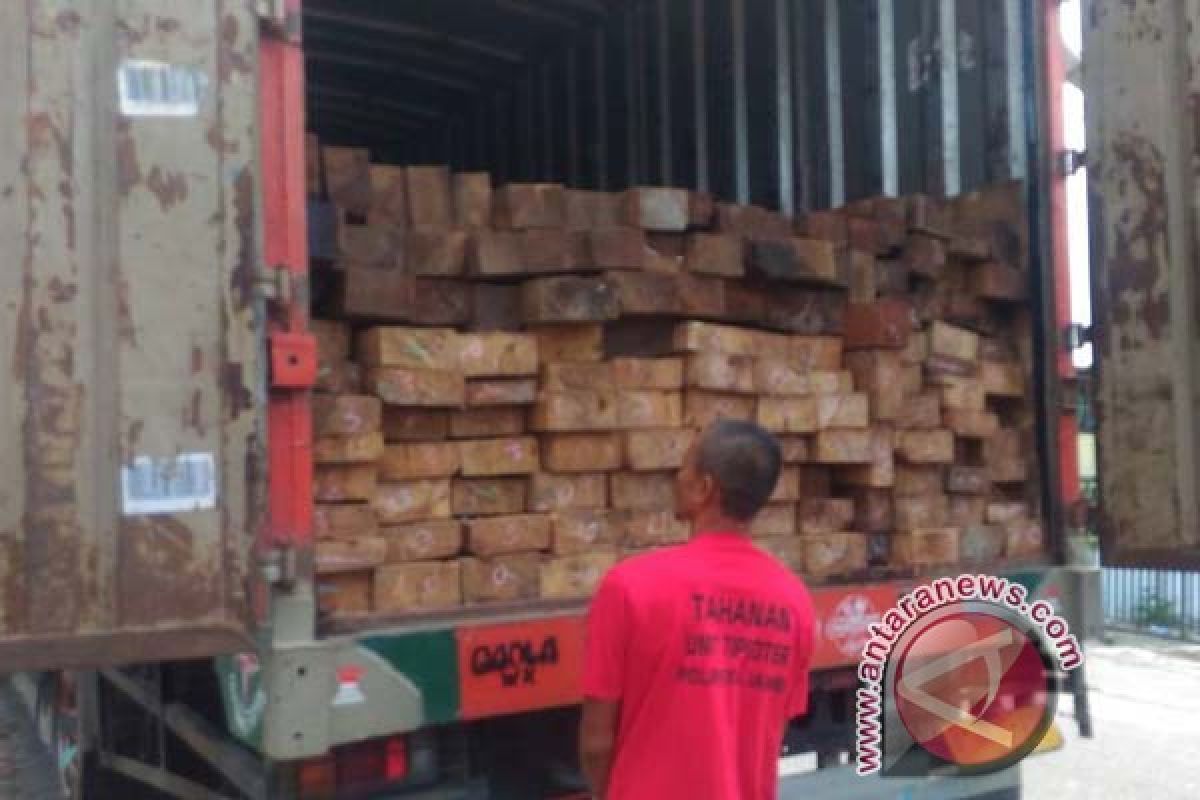 Polresta Jambi amankan dua truk kayu ilegal