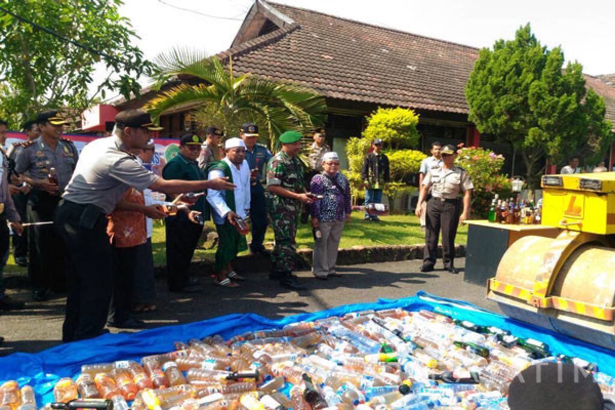 Polres Bangkalan Musnahkan Ratusan Botol Miras 