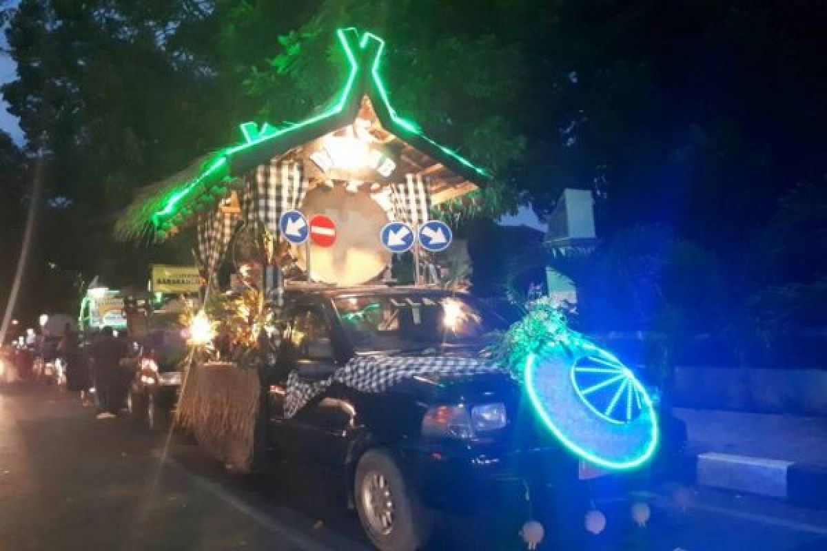 Pawai mobil hias Purwakarta meriah