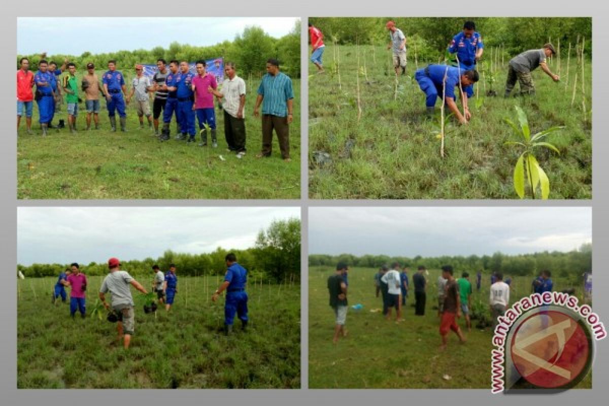 Satpolairud Tanah Laut Tanam Pohon Mangrove 