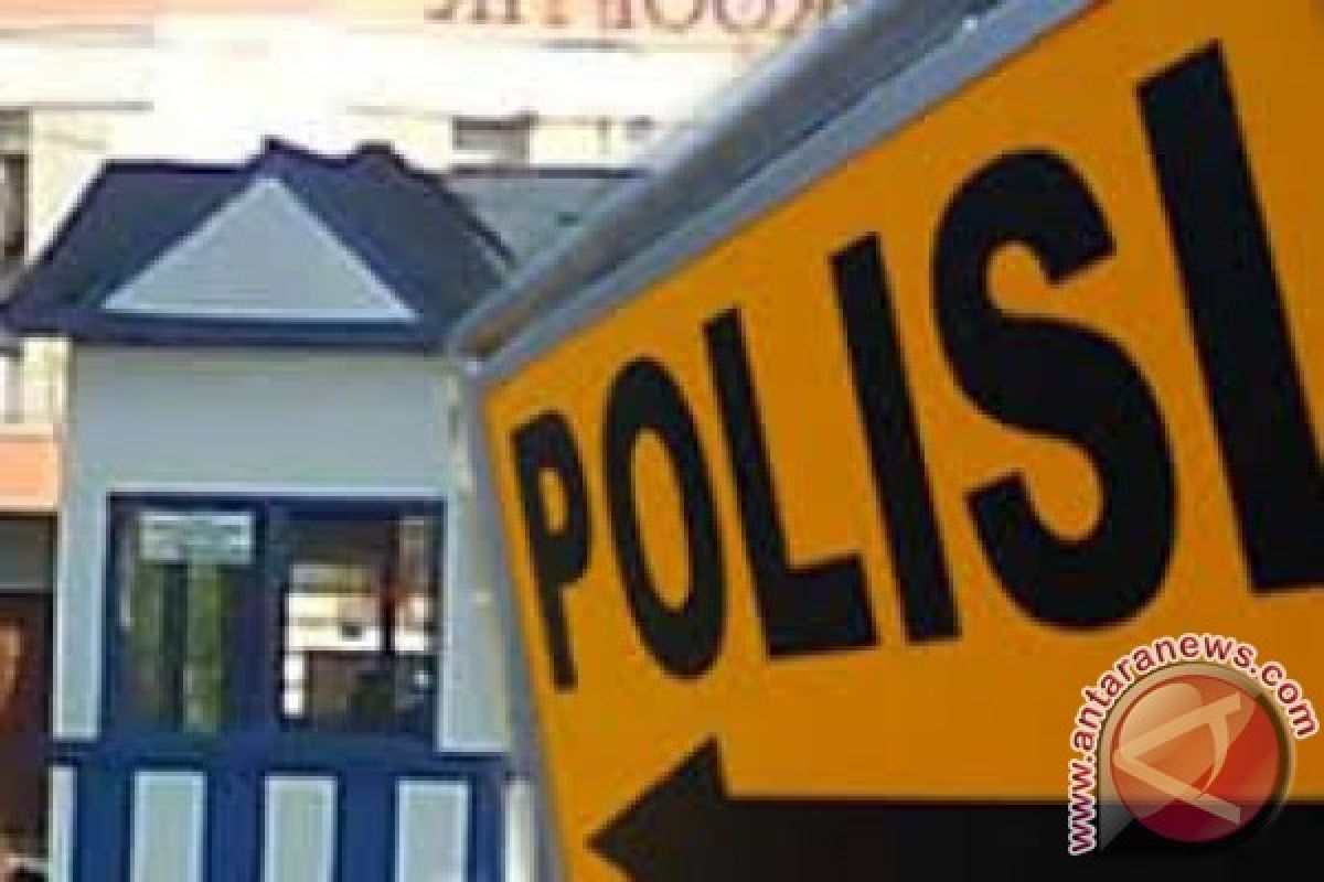 Polisi Aceh Patroli Sambil Bagi Sembako