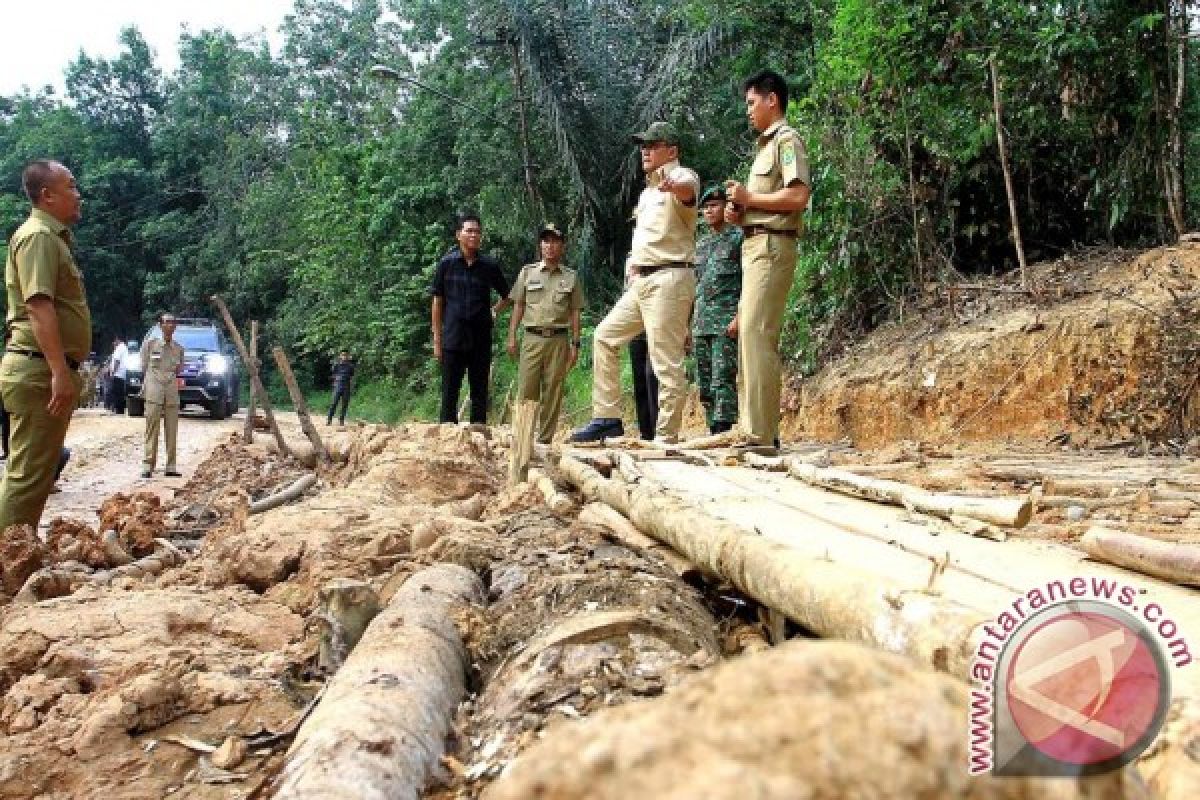 Bupati tinjau jalan rusak parah Desa Jirak