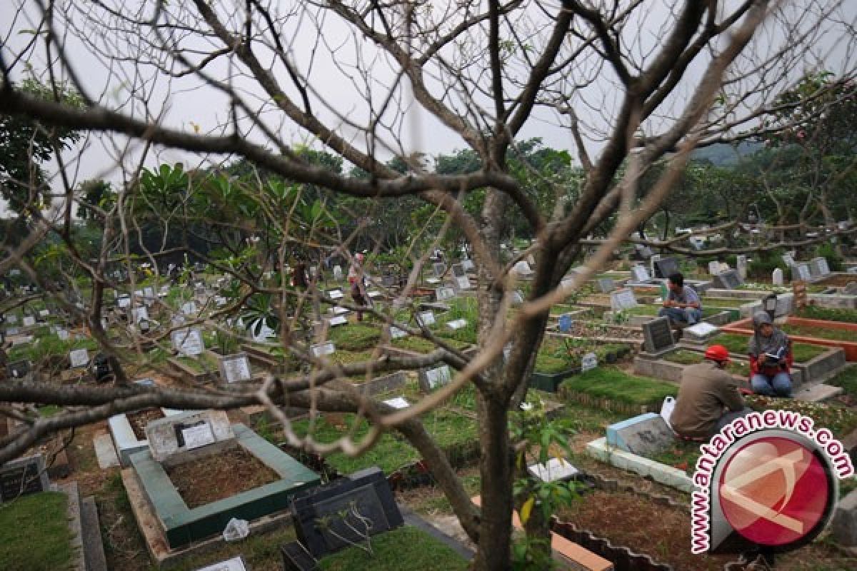 Warga Ramai Berziarah ke TPU Menjelang Ramadhan 