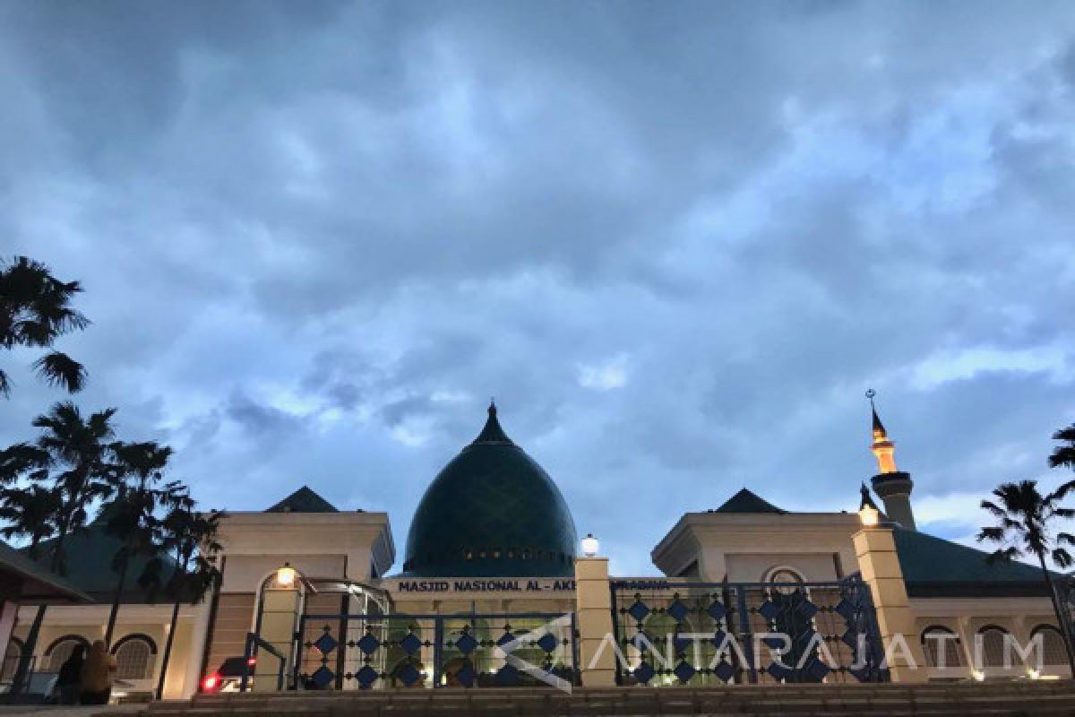 Masjid Al-Akbar Siapkan 2.000 Takjil Setiap Hari (Video)