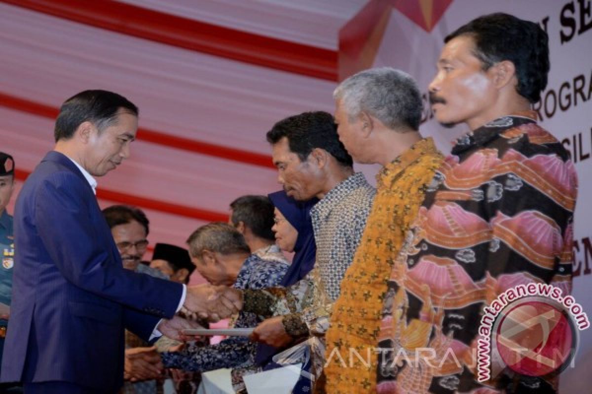 Pembagian sertifikat tanah berbonus sepeda ala Jokowi