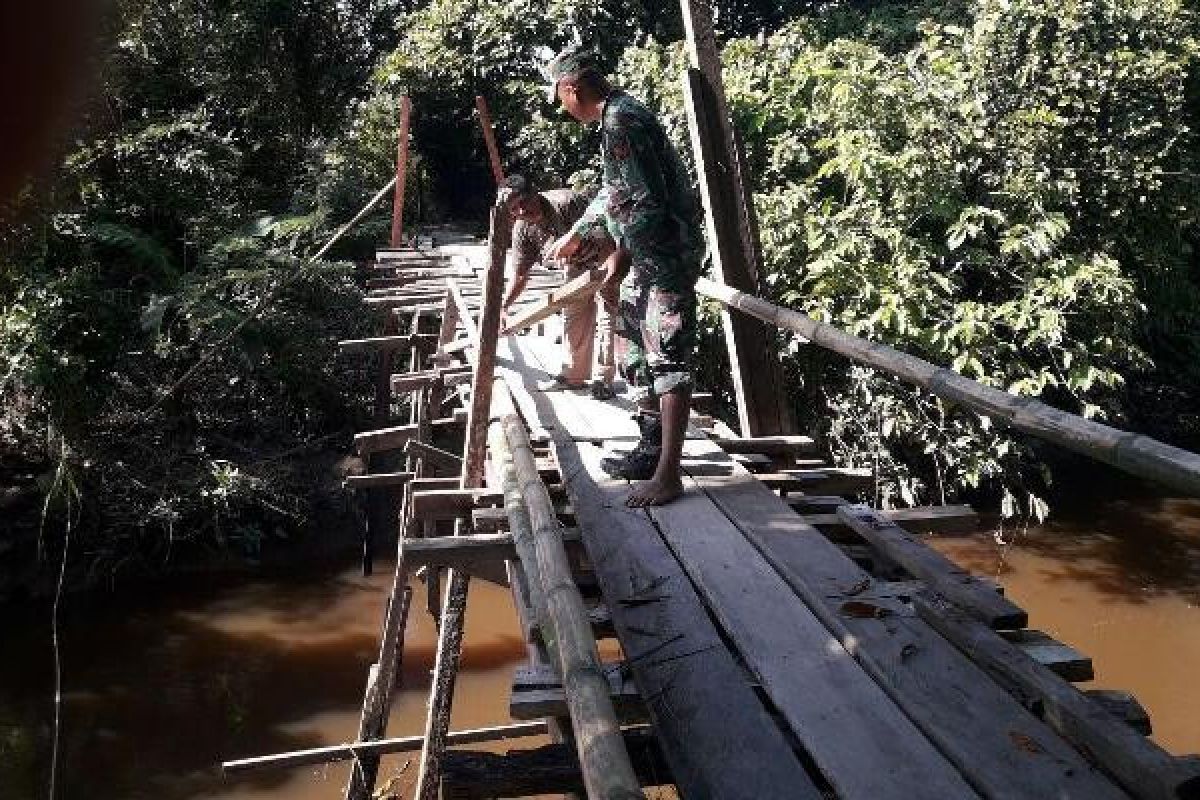 TNI bersama warga perbaiki jembatan Kampung Muare Mimika