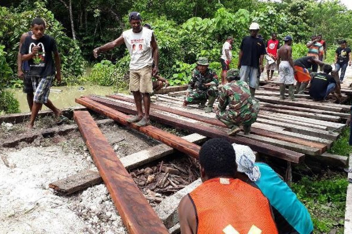 Polri-TNI perbaiki jembatan kampung di Sarmi