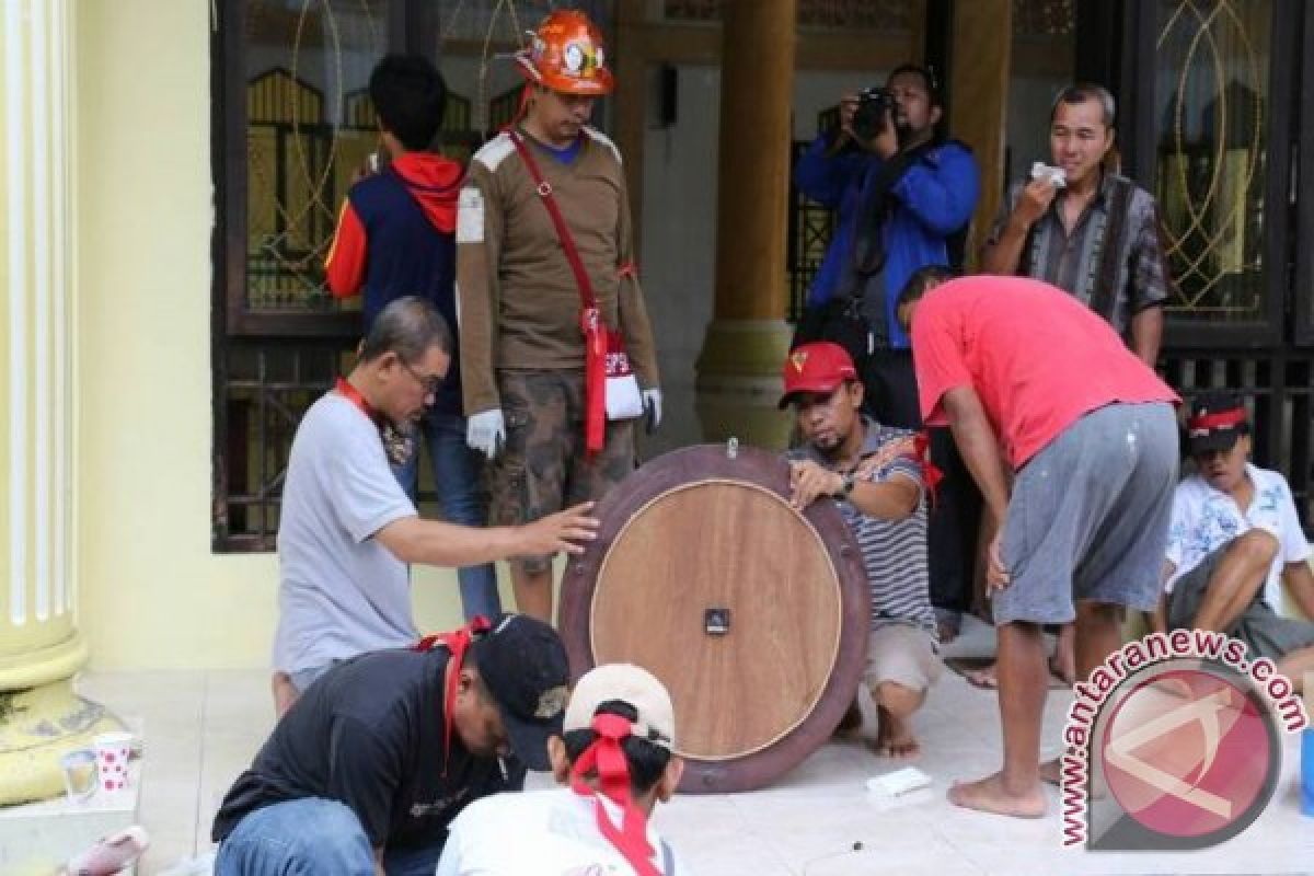 Karyawan Freeport mogok kerja bersihkan jalan dan rumah ibadah