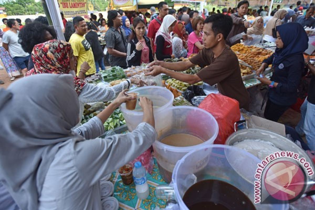 Mahasiswa Amerika Serikat bagikan makanan berbuka puasa