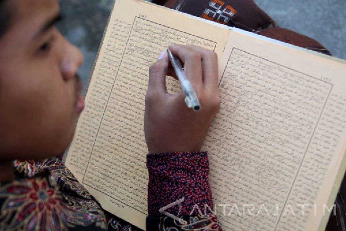 Perpusnas Lakukan Perawatan Kitab Klasik di Pamekasan