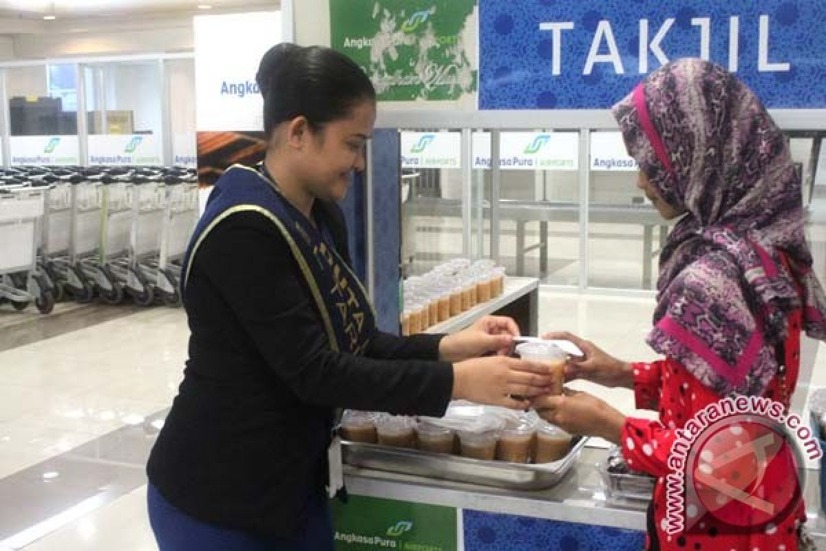 Angkasa Pura I Bagikan 7.000 Takjil Berbuka 