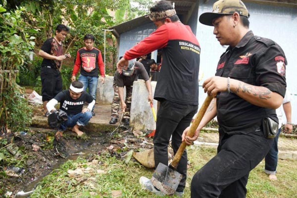 Bupati Purwakarta Libatkan Preman Bersih-Bersih Masjid