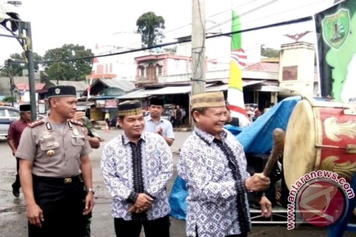 Bupati Bartim Buka Pasar Ramadhan di Tamiang Layang dan Ampah