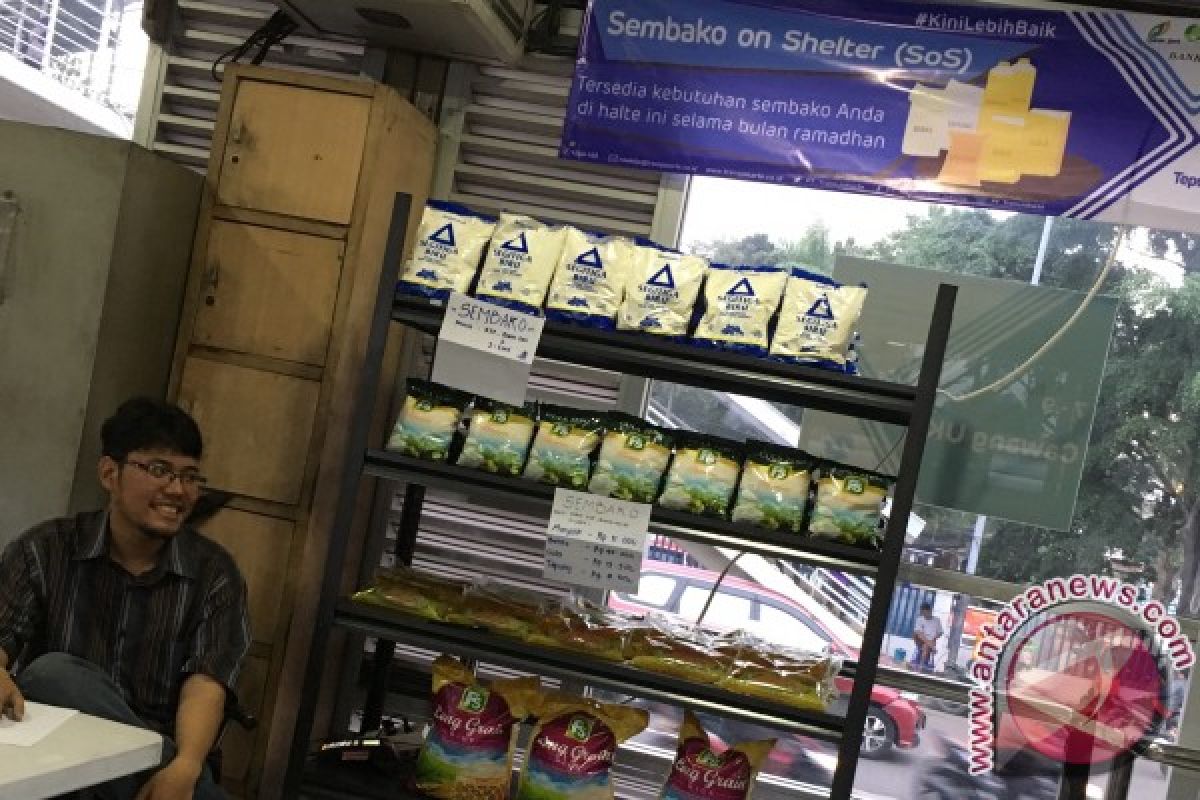 Sembako di Transjakarta, peminat terkendala uang elektronik (Video)