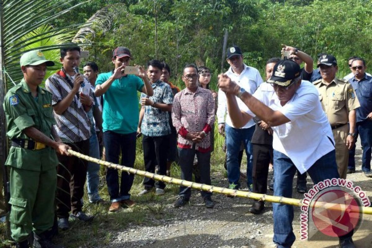 Bupati Sintang Ajak Masyarakat Perbatasan Jaga Persatuan