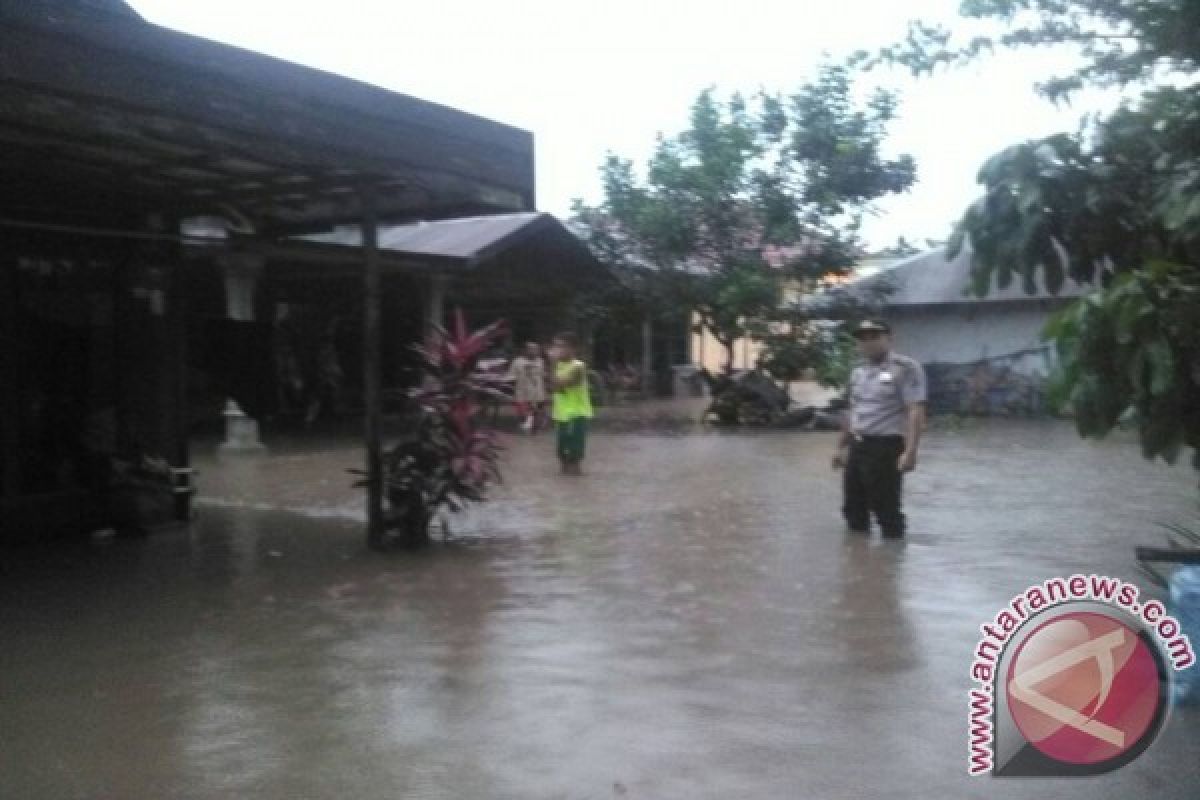 Flood in Binuang, S Kalimantan caused by shallow river