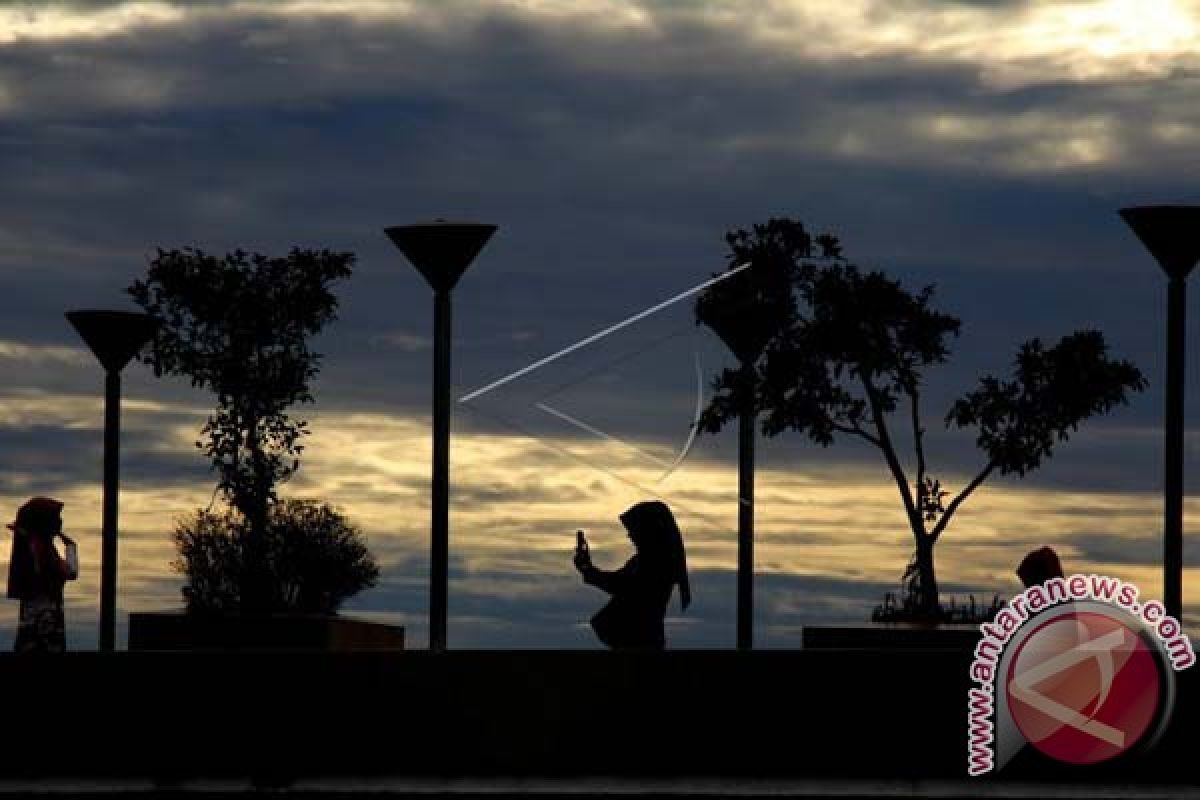 NGABUBURIT DI ANJUNGAN PANTAI LOSARI