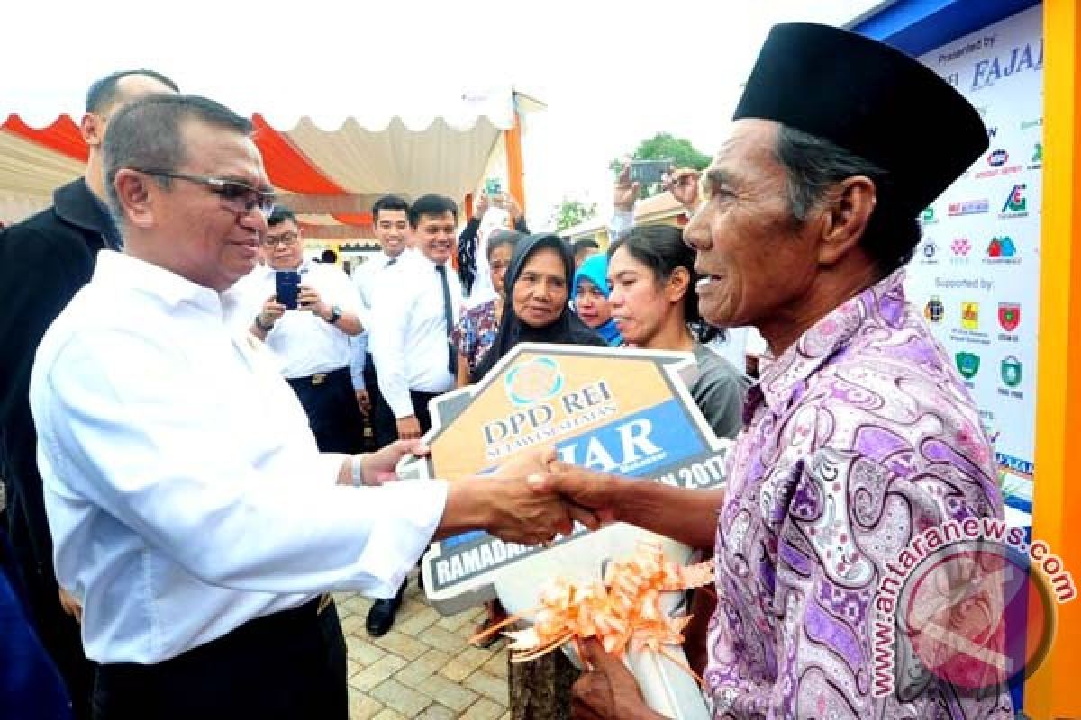 Wagub Serahkan Rumah Program RRI REI